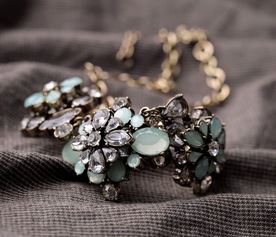 復(fù)古時尚 歐美風(fēng)綠色吊墜毛衣項鏈的魅力